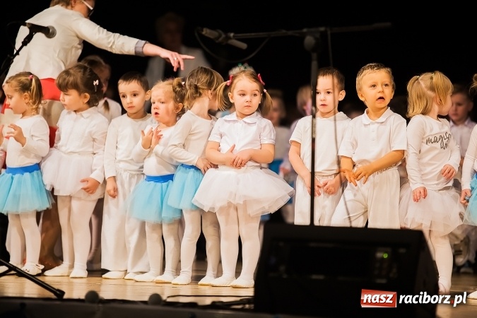 Zdjęcie w galerii na portalu naszraciborz.pl: Przedszkolaki wystąpiły dla swoich rodziców wiadomości z regionu