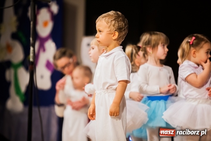 Zdjęcie w galerii na portalu naszraciborz.pl: Przedszkolaki wystąpiły dla swoich rodziców wiadomości z regionu