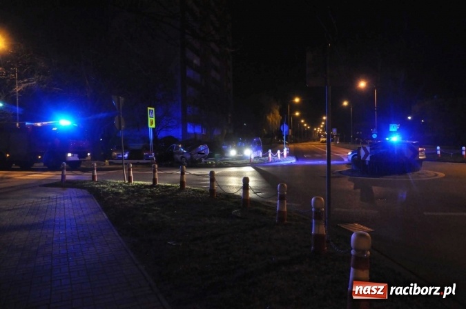 Zdjęcie w galerii na portalu naszraciborz.pl: Kierowca alfy romeo tak zakończył nocną szarżę po ul. Słowackiego! wiadomości z regionu