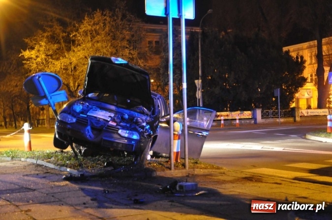 Zdjęcie w galerii na portalu naszraciborz.pl: Kierowca alfy romeo tak zakończył nocną szarżę po ul. Słowackiego! wiadomości z regionu