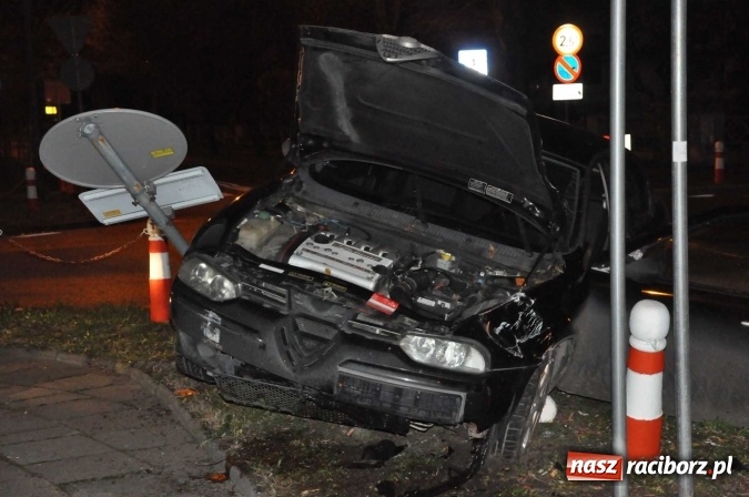 Zdjęcie w galerii na portalu naszraciborz.pl: Kierowca alfy romeo tak zakończył nocną szarżę po ul. Słowackiego! wiadomości z regionu