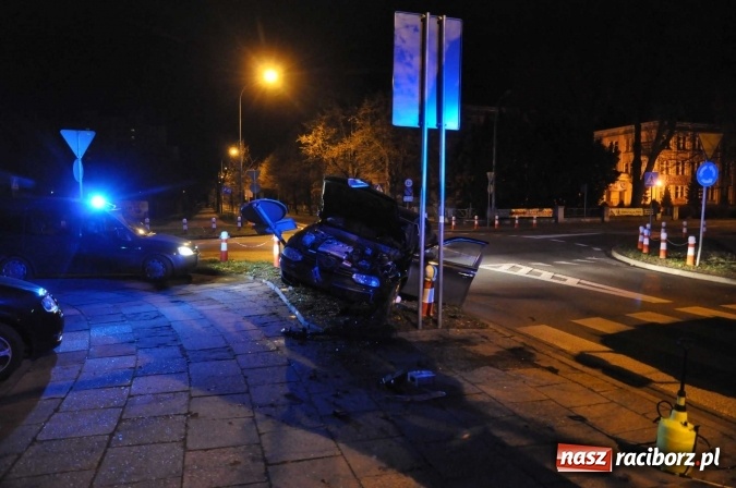 Zdjęcie w galerii na portalu naszraciborz.pl: Kierowca alfy romeo tak zakończył nocną szarżę po ul. Słowackiego! wiadomości z regionu