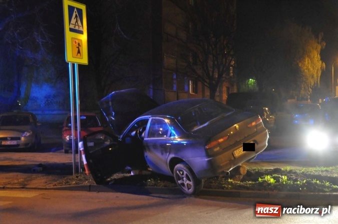 Zdjęcie w galerii na portalu naszraciborz.pl: Kierowca alfy romeo tak zakończył nocną szarżę po ul. Słowackiego! wiadomości z regionu