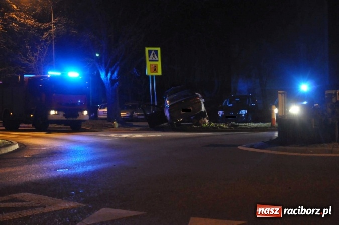 Zdjęcie w galerii na portalu naszraciborz.pl: Kierowca alfy romeo tak zakończył nocną szarżę po ul. Słowackiego! wiadomości z regionu