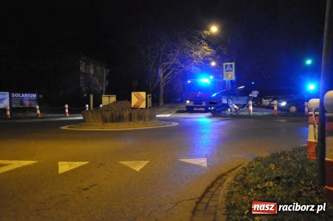 Zdjęcie w galerii na portalu naszraciborz.pl: Kierowca alfy romeo tak zakończył nocną szarżę po ul. Słowackiego! wiadomości z regionu