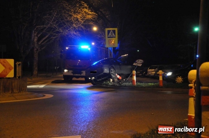 Zdjęcie w galerii na portalu naszraciborz.pl: Kierowca alfy romeo tak zakończył nocną szarżę po ul. Słowackiego! wiadomości z regionu