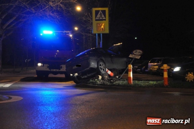 Zdjęcie w galerii na portalu naszraciborz.pl: Kierowca alfy romeo tak zakończył nocną szarżę po ul. Słowackiego! wiadomości z regionu