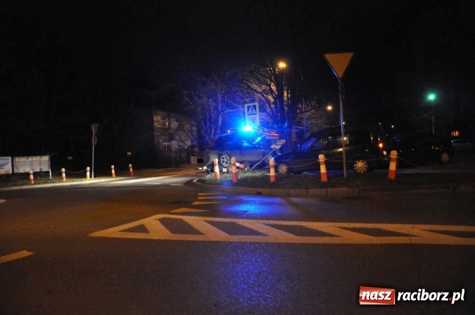 Zdjęcie w galerii na portalu naszraciborz.pl: Kierowca alfy romeo tak zakończył nocną szarżę po ul. Słowackiego! wiadomości z regionu