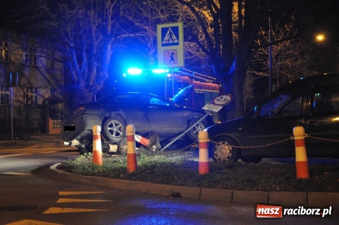 Zdjęcie w galerii na portalu naszraciborz.pl: Kierowca alfy romeo tak zakończył nocną szarżę po ul. Słowackiego! wiadomości z regionu