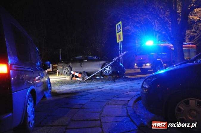 Zdjęcie w galerii na portalu naszraciborz.pl: Kierowca alfy romeo tak zakończył nocną szarżę po ul. Słowackiego! wiadomości z regionu