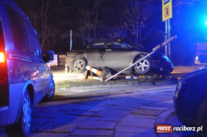 Zdjęcie w galerii na portalu naszraciborz.pl: Kierowca alfy romeo tak zakończył nocną szarżę po ul. Słowackiego! wiadomości z regionu