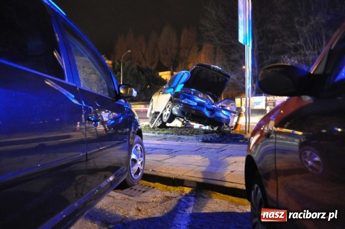 Zdjęcie w galerii na portalu naszraciborz.pl: Kierowca alfy romeo tak zakończył nocną szarżę po ul. Słowackiego! wiadomości z regionu