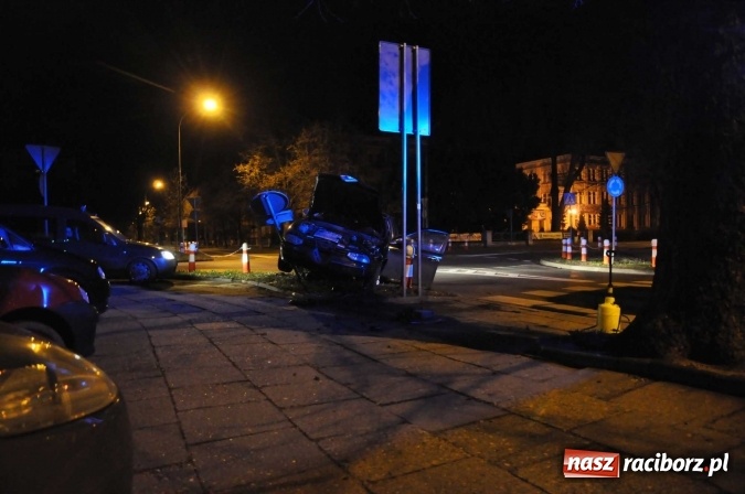 Zdjęcie w galerii na portalu naszraciborz.pl: Kierowca alfy romeo tak zakończył nocną szarżę po ul. Słowackiego! wiadomości z regionu