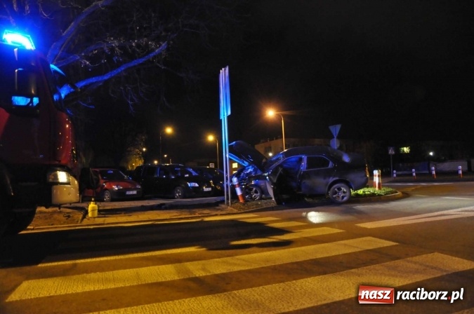 Zdjęcie w galerii na portalu naszraciborz.pl: Kierowca alfy romeo tak zakończył nocną szarżę po ul. Słowackiego! wiadomości z regionu