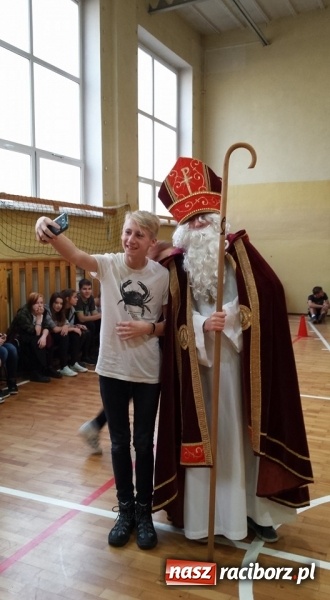 Zdjęcie w galerii na portalu naszraciborz.pl: Mikołajkowe atrakcje w Gimnazjum nr 5  wiadomości z regionu