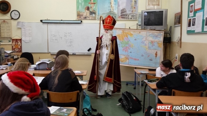 Zdjęcie w galerii na portalu naszraciborz.pl: Mikołajkowe atrakcje w Gimnazjum nr 5  wiadomości z regionu