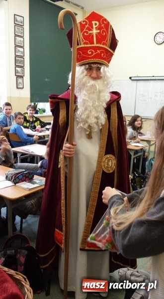 Zdjęcie w galerii na portalu naszraciborz.pl: Mikołajkowe atrakcje w Gimnazjum nr 5  wiadomości z regionu