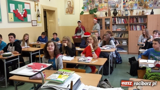 Zdjęcie w galerii na portalu naszraciborz.pl: Mikołajkowe atrakcje w Gimnazjum nr 5  wiadomości z regionu