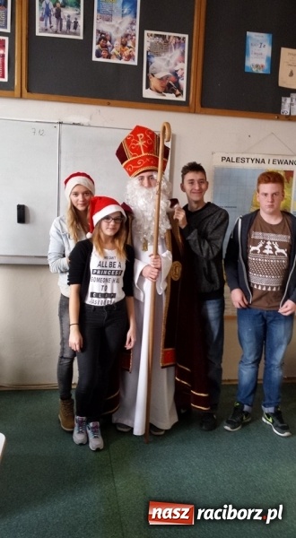 Zdjęcie w galerii na portalu naszraciborz.pl: Mikołajkowe atrakcje w Gimnazjum nr 5  wiadomości z regionu