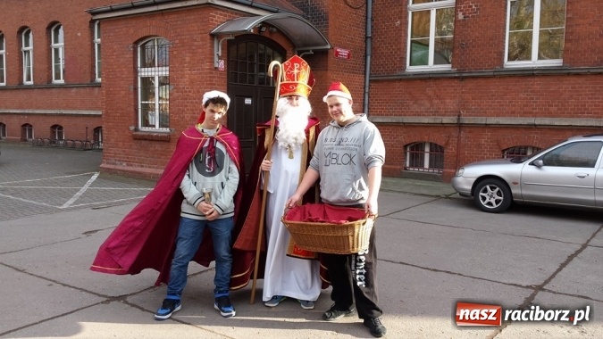 Zdjęcie w galerii na portalu naszraciborz.pl: Mikołajkowe atrakcje w Gimnazjum nr 5  wiadomości z regionu