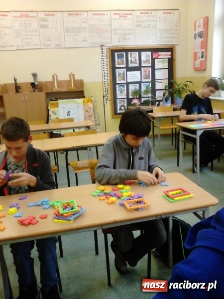 Zdjęcie w galerii na portalu naszraciborz.pl: Mikołajkowe atrakcje w Gimnazjum nr 5  wiadomości z regionu