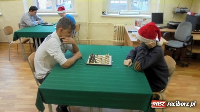 Zdjęcie w galerii na portalu naszraciborz.pl: Mikołajkowe atrakcje w Gimnazjum nr 5  wiadomości z regionu