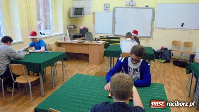 Zdjęcie w galerii na portalu naszraciborz.pl: Mikołajkowe atrakcje w Gimnazjum nr 5  wiadomości z regionu