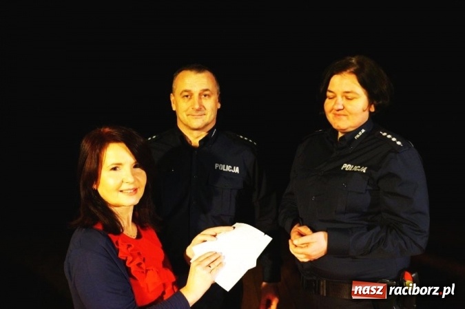 Zdjęcie w galerii na portalu naszraciborz.pl: Niebieskie Anioły z Komisariatu Policji w Kuźni Raciborskiej - policjanci po raz kolejny pomogli potrzebującym wiadomości z regionu