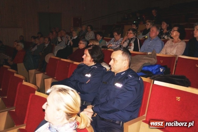 Zdjęcie w galerii na portalu naszraciborz.pl: Niebieskie Anioły z Komisariatu Policji w Kuźni Raciborskiej - policjanci po raz kolejny pomogli potrzebującym wiadomości z regionu