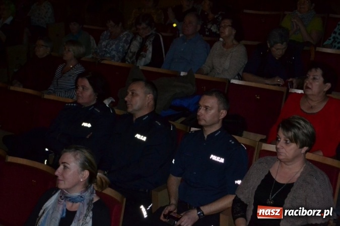 Zdjęcie w galerii na portalu naszraciborz.pl: Niebieskie Anioły z Komisariatu Policji w Kuźni Raciborskiej - policjanci po raz kolejny pomogli potrzebującym wiadomości z regionu