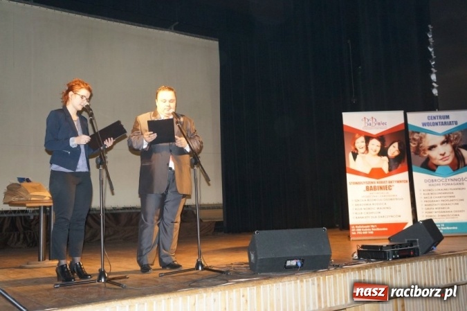 Zdjęcie w galerii na portalu naszraciborz.pl: Niebieskie Anioły z Komisariatu Policji w Kuźni Raciborskiej - policjanci po raz kolejny pomogli potrzebującym wiadomości z regionu