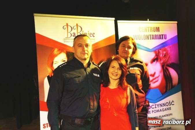 Zdjęcie w galerii na portalu naszraciborz.pl: Niebieskie Anioły z Komisariatu Policji w Kuźni Raciborskiej - policjanci po raz kolejny pomogli potrzebującym wiadomości z regionu