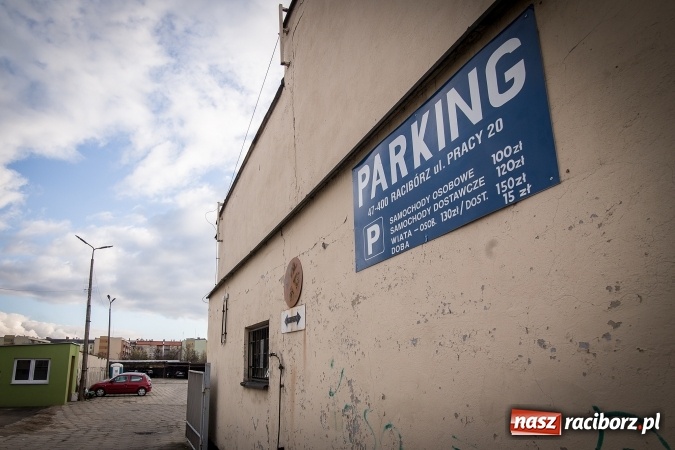 Zdjęcie w galerii na portalu naszraciborz.pl: Szukasz bezpiecznego miejsca do parkowania? Skorzystaj z płatnego parkingu przy ul. Pracy wiadomości z regionu