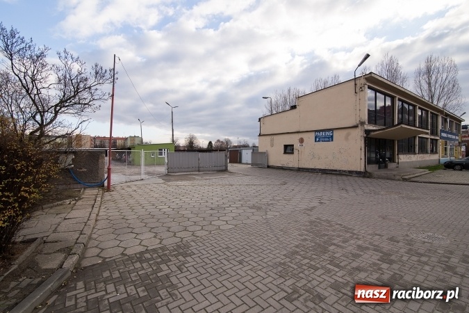 Zdjęcie w galerii na portalu naszraciborz.pl: Szukasz bezpiecznego miejsca do parkowania? Skorzystaj z płatnego parkingu przy ul. Pracy wiadomości z regionu