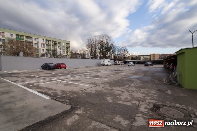 Zdjęcie w galerii na portalu naszraciborz.pl: Szukasz bezpiecznego miejsca do parkowania? Skorzystaj z płatnego parkingu przy ul. Pracy wiadomości z regionu