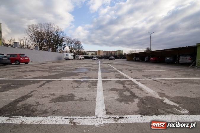Zdjęcie w galerii na portalu naszraciborz.pl: Szukasz bezpiecznego miejsca do parkowania? Skorzystaj z płatnego parkingu przy ul. Pracy wiadomości z regionu