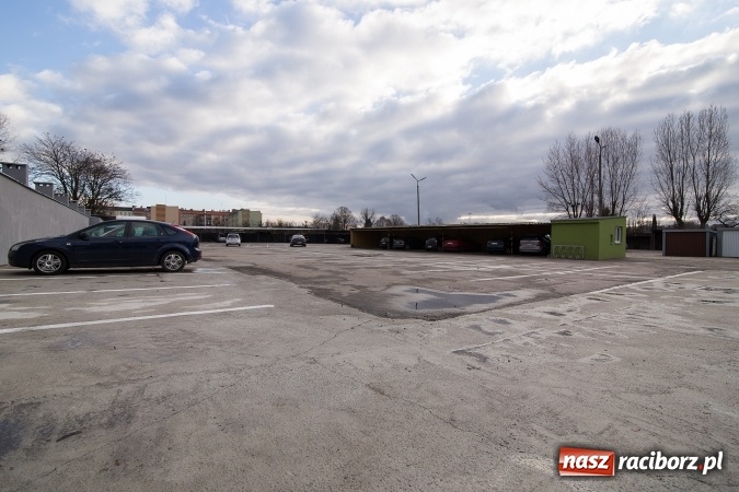 Zdjęcie w galerii na portalu naszraciborz.pl: Szukasz bezpiecznego miejsca do parkowania? Skorzystaj z płatnego parkingu przy ul. Pracy wiadomości z regionu