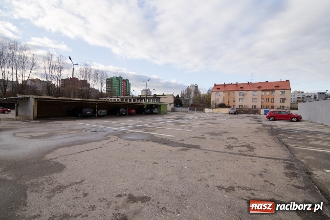 Zdjęcie w galerii na portalu naszraciborz.pl: Szukasz bezpiecznego miejsca do parkowania? Skorzystaj z płatnego parkingu przy ul. Pracy wiadomości z regionu