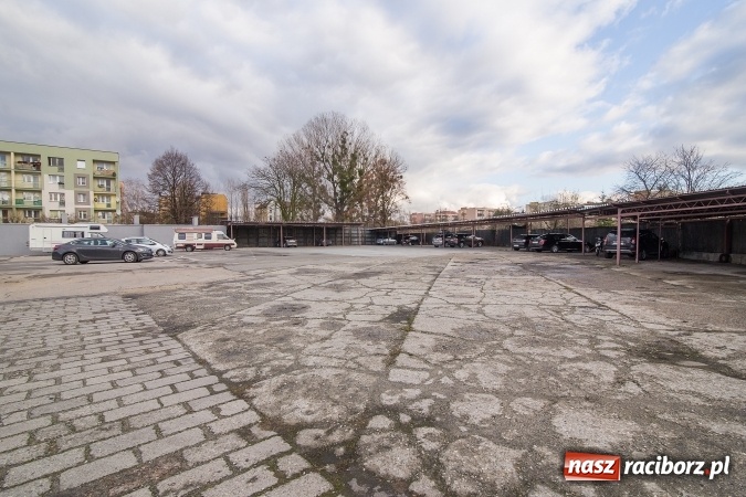 Zdjęcie w galerii na portalu naszraciborz.pl: Szukasz bezpiecznego miejsca do parkowania? Skorzystaj z płatnego parkingu przy ul. Pracy wiadomości z regionu