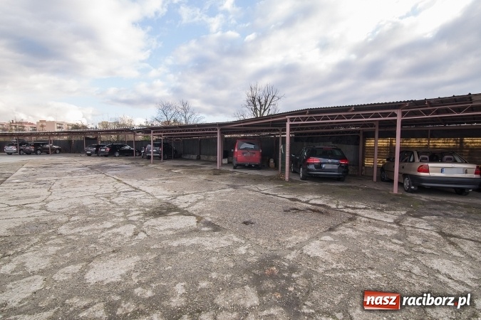 Zdjęcie w galerii na portalu naszraciborz.pl: Szukasz bezpiecznego miejsca do parkowania? Skorzystaj z płatnego parkingu przy ul. Pracy wiadomości z regionu