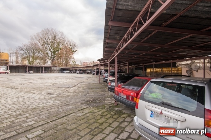 Zdjęcie w galerii na portalu naszraciborz.pl: Szukasz bezpiecznego miejsca do parkowania? Skorzystaj z płatnego parkingu przy ul. Pracy wiadomości z regionu