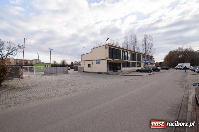 Zdjęcie w galerii na portalu naszraciborz.pl: Szukasz bezpiecznego miejsca do parkowania? Skorzystaj z płatnego parkingu przy ul. Pracy wiadomości z regionu