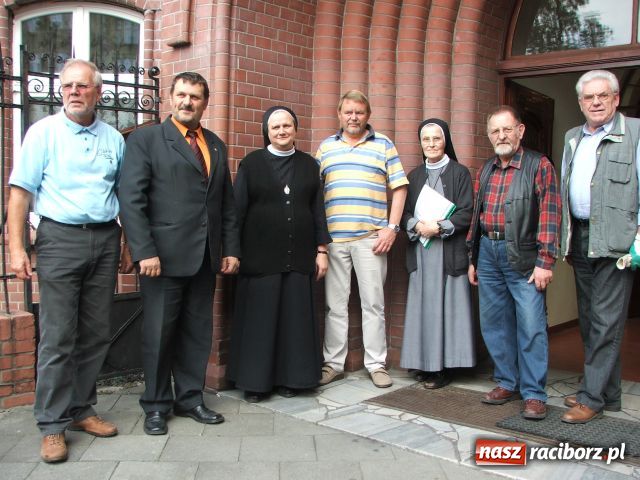 Zdjęcie w galerii na portalu naszraciborz.pl: Pomagają i wędrują drogą Eichendorffa wiadomości z regionu