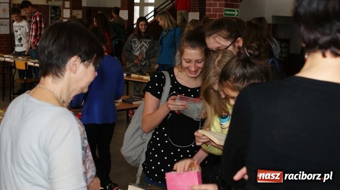 Zdjęcie w galerii na portalu naszraciborz.pl: W Gimnazjum nr 3 zachęcali się do czytania  wiadomości z regionu