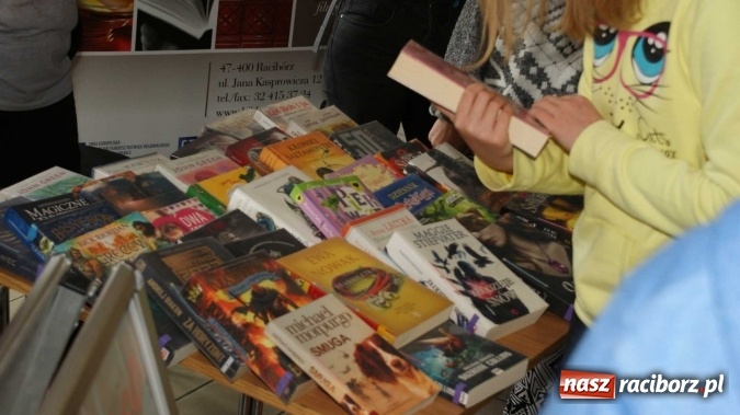 Zdjęcie w galerii na portalu naszraciborz.pl: W Gimnazjum nr 3 zachęcali się do czytania  wiadomości z regionu