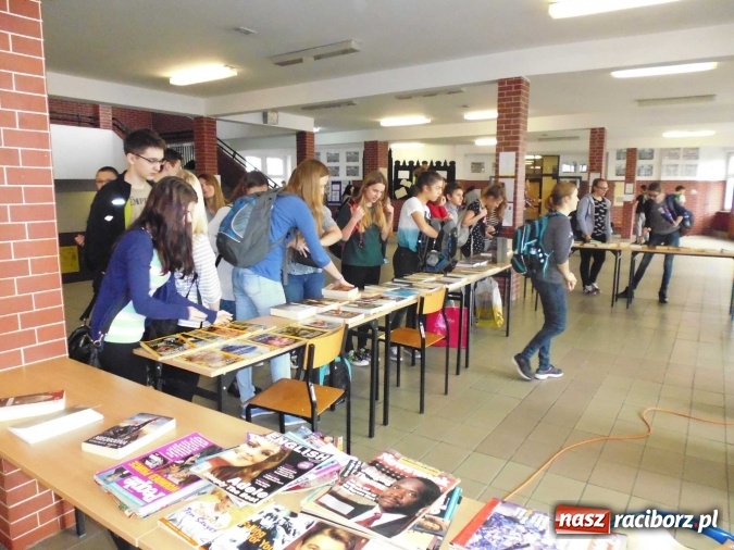 Zdjęcie w galerii na portalu naszraciborz.pl: W Gimnazjum nr 3 zachęcali się do czytania  wiadomości z regionu
