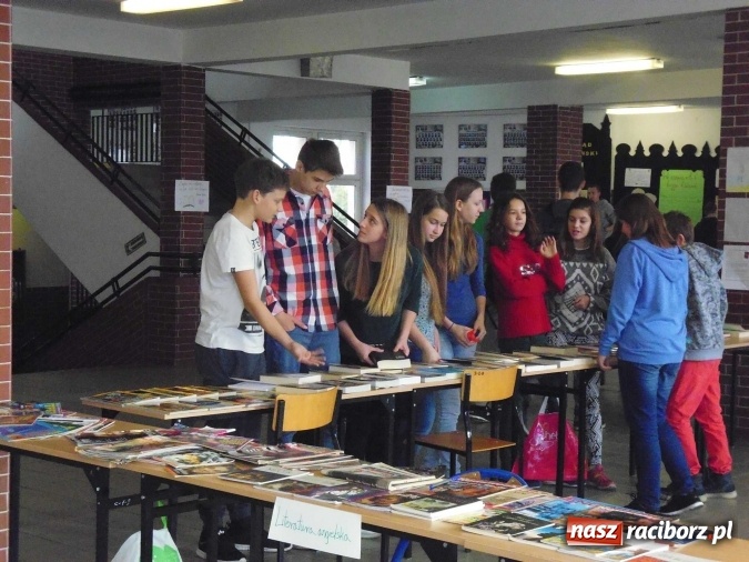 Zdjęcie w galerii na portalu naszraciborz.pl: W Gimnazjum nr 3 zachęcali się do czytania  wiadomości z regionu