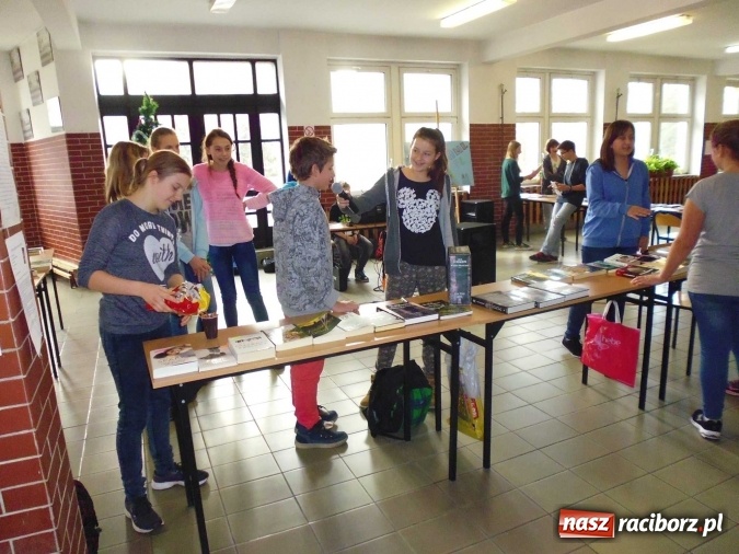 Zdjęcie w galerii na portalu naszraciborz.pl: W Gimnazjum nr 3 zachęcali się do czytania  wiadomości z regionu