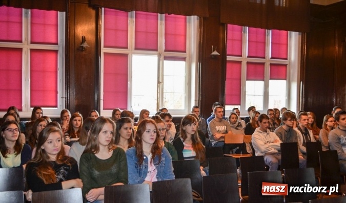 Zdjęcie w galerii na portalu naszraciborz.pl: Pogranicznicy edukują licealistów wiadomości z regionu