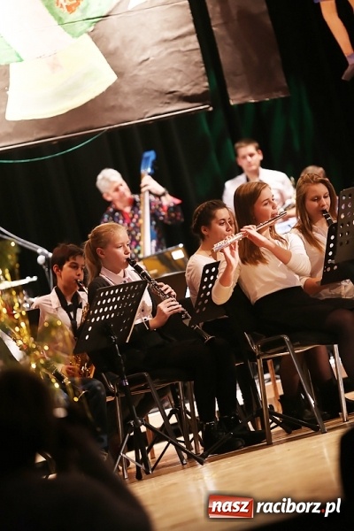 Zdjęcie w galerii na portalu naszraciborz.pl: Ale wkoło jest wesoło, czyli coroczna Gwiazdka Serc - koncert charytatywny w RCK wiadomości z regionu